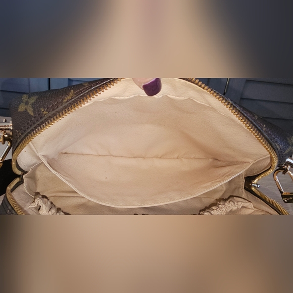 Authentic LOUIS VUITTON Trousse De Toilette 23 Crossbody Bag - Picture 7 of 13
